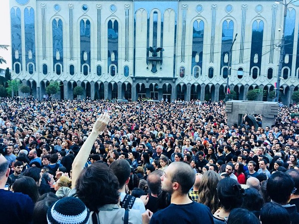 აქციის მონაწილეებმა რუსთაველის გამზირის გზის ორივე ნაწილი გადაკეტეს
