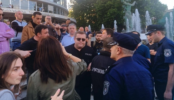 ფილარმონიასთან „ქართული მარშის“ 12-მდე აქტივისტი დააკავეს