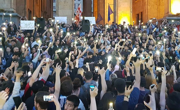 პარლამენტთან აქციაზე ლევან დადუნაშვილის მამა მივიდა
