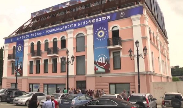 „ქართული ოცნების“ ცენტრალურ ოფისში პოლიტსაბჭოს სხდომა მიმდინარეობს 