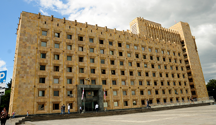 მთავრობის ადმინისტრაციასთან ნინო ლომჯარია, მალხაზ მაჩალიკაშვილი, ზაზა სარალიძის ადვოკატი და ზვიად კუპრავა მივიდნენ