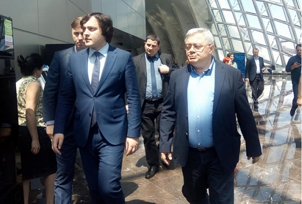 დავით უსუფაშვილი პარლამენტში ირაკლი კობახიძეს შეხვდა