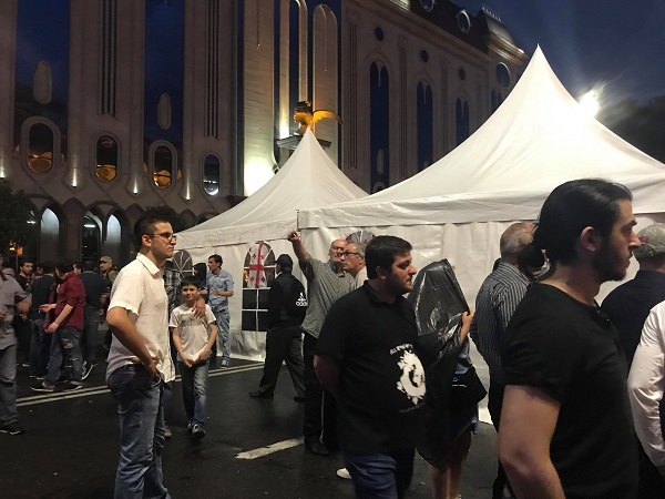 რუსთაველის გამზირზე რამდენიმე პირი დააკავეს