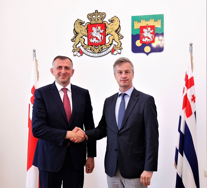 ზურაბ პატარაძემ ევროკავშირის სადამკვირვებლო მისიის ხელმძღვანელ ერიკ ჰოგს მთავრობის ადმინისტრაციაში უმასპინძლა