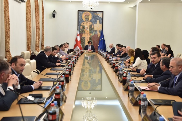 პარლამენტის რიგგარეშე სხდომაზე მთავრობის შემადგენლობისა და სამთავრობო პროგრამისთვის ნდობის გამოცხადების საკითხზე იმსჯელებენ