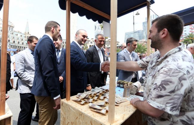 მამუკა ბახტაძემ ბათუმში „სამეწარმეო მარკეტი“ დაათვალიერა