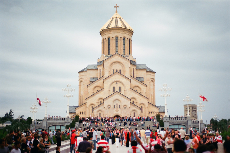 სამების ტაძარში 1 თვის ჩვილი დატოვეს