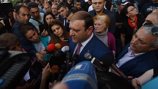 ერევნის მერმა თანამდებობა დატოვა 