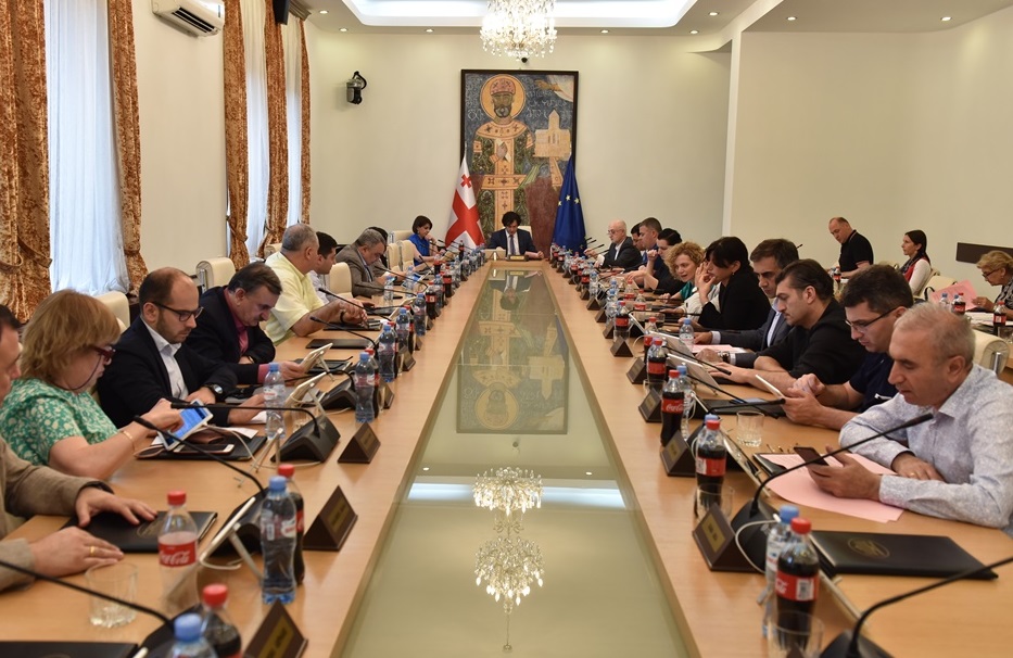 ბიუროზე  მთავრობის შემადგენლობისა და სამთავრობო პროგრამის განხილვის გრაფიკზე იმსჯელეს