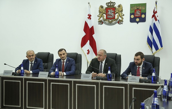პრეზიდენტი აჭარის ავტონომიური რესპუბლიკის მთავრობის თავმჯდომარის კანდიდატურასთან დაკავშირებით კონსულტაციებს მართავს