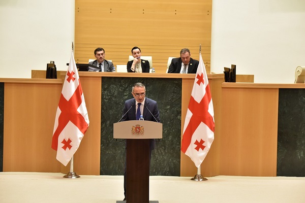 პარლამენტში სოციალური ბლოკის მინისტრებს მოუსმინეს