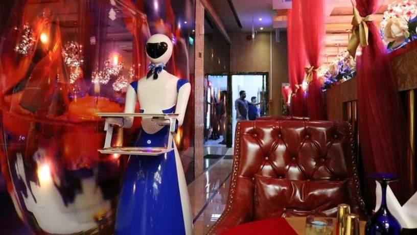 დუბაიში რესტორანმა მიმტანის პოზიციაზე რობოტი დაასაქმა