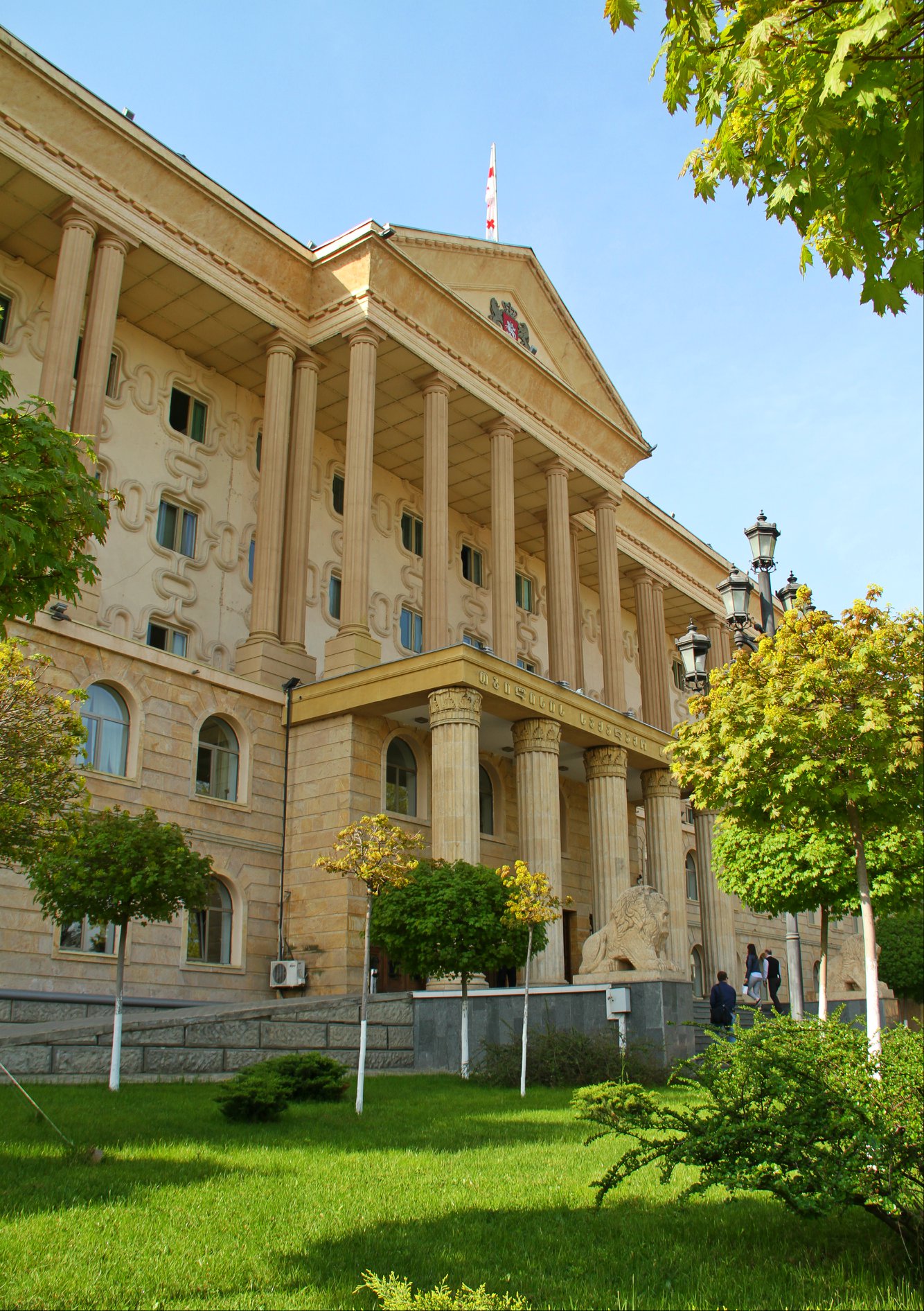 სასამართლომ ჯგუფურად ჩადენილი გამოძალვის ფაქტზე, ბრალდებულებს 5-5 წლით პატიმრობა შეუფარდა
