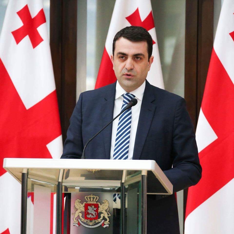დავით ასათიანმა სმიტების ოჯახის საქმეზე ადვოკატის ჩამოშორებასთან დაკავშირებით განცხადება გაავრცელა