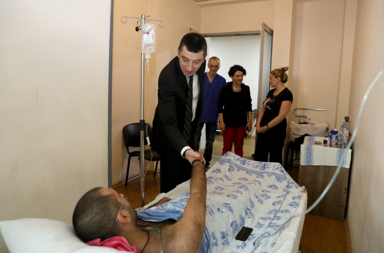 გიორგი გახარიამ მძარცველის დაკავებისას დაჭრილი მოქალაქე საავადმყოფოში მოინახულა