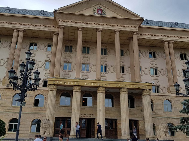 სასამართლოში დავით სარალიძის მკვლელობის მცდელობისთვის მსჯავრდებული არასრულწლოვნის მშობლები იკითხებიან