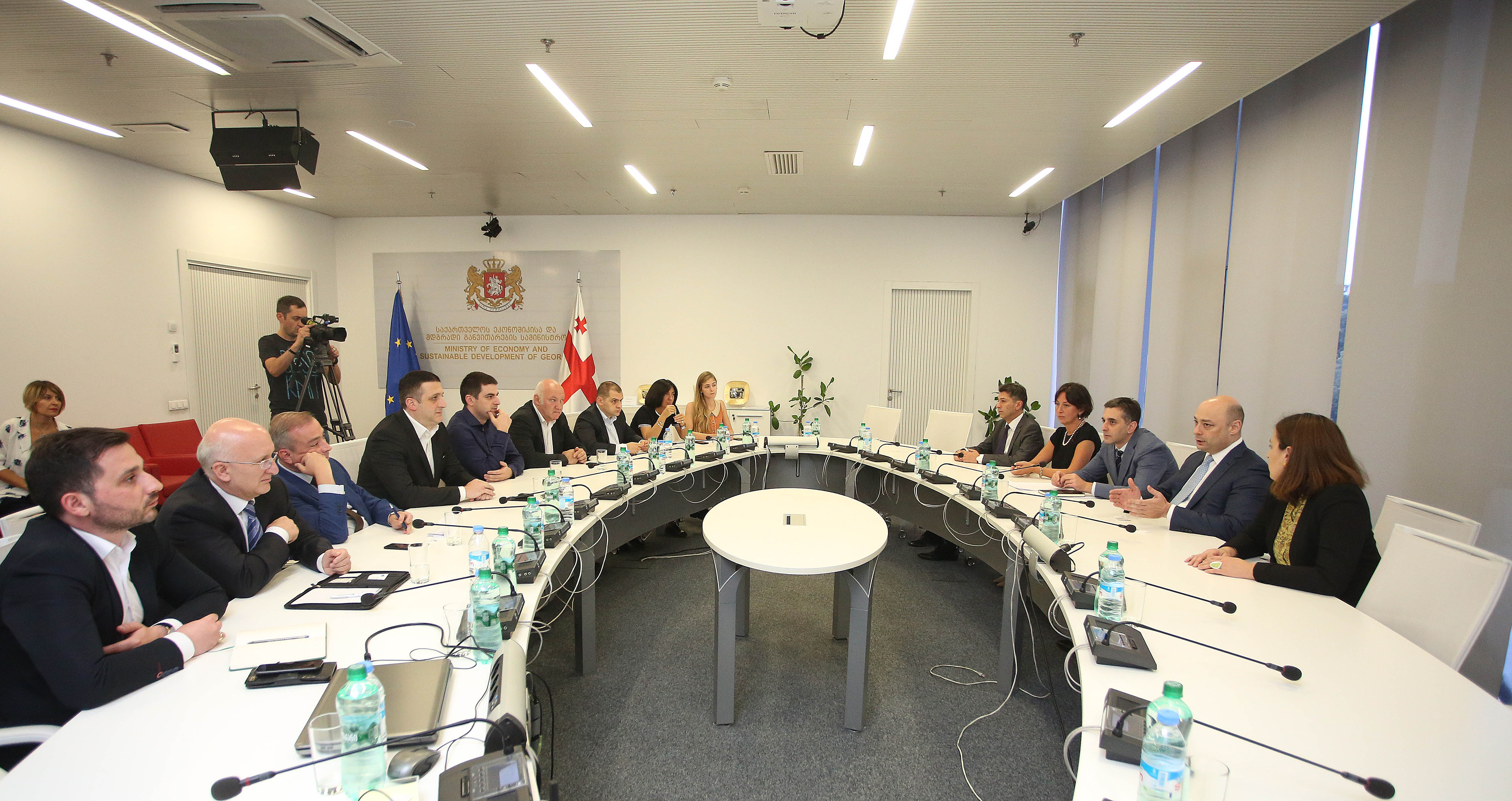 გიორგი ქობულია ბიზნესგაერთიანებების ხელმძღვანელებს შეხვდა