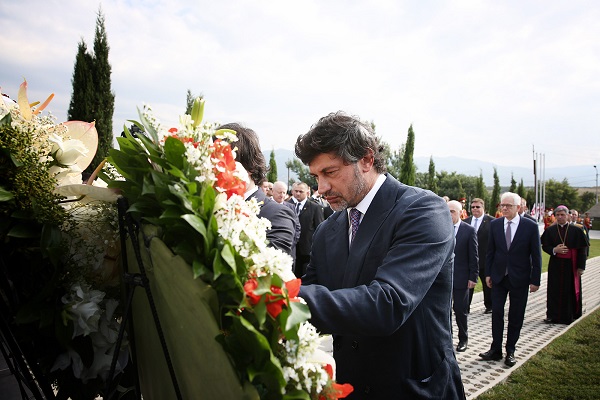 კახა კალაძემ აგვისტოს ომში დაღუპულ გმირთა მემორიალი გვირგვინით შეამკო