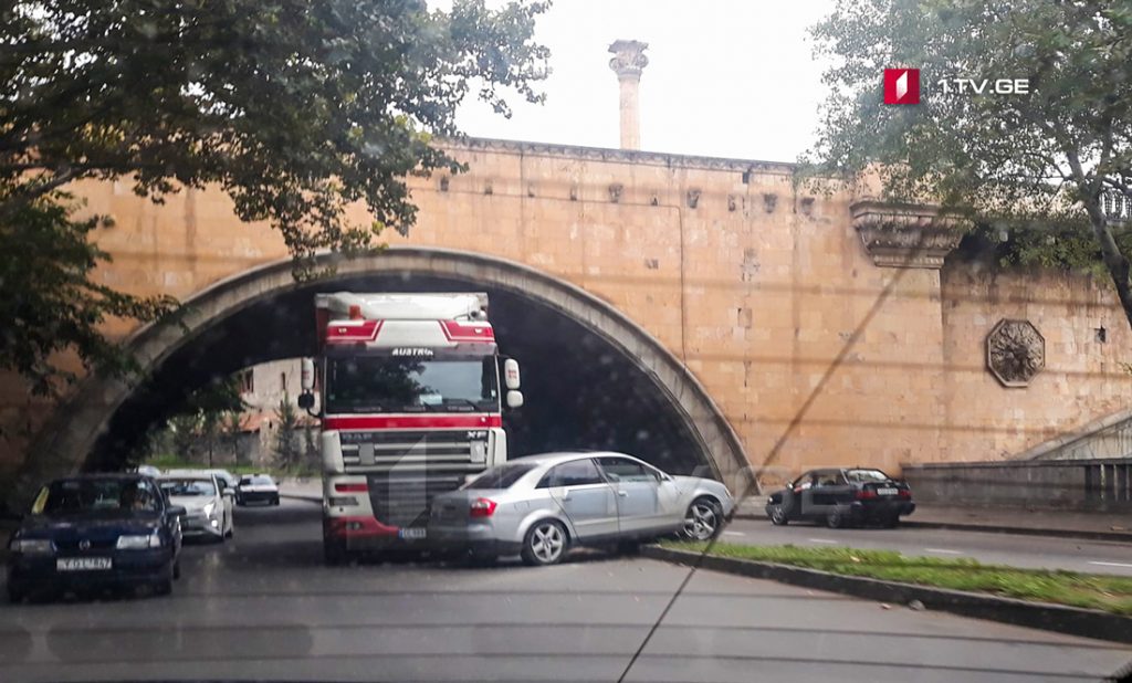 დიდუბის ხიდთან ერთმანეთს სატვირთო და მსუბუქი ავტომობილი შეეჯახა