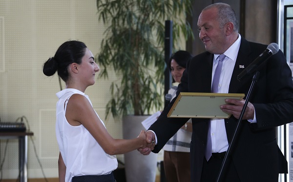გიორგი მარგველაშვილმა ესეების კონკურსში "დამოუკიდებლობიდან თავისუფლებისაკენ - რესპუბლიკის 100 წელი“ გამარჯვებულები დააჯილდოვა