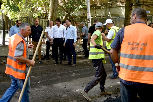 თბილისის მერი ზაქარია ფალიაშვილის ქუჩაზე მიმდინარე სარეაბილიტაციო სამუშაოებს გაეცნო