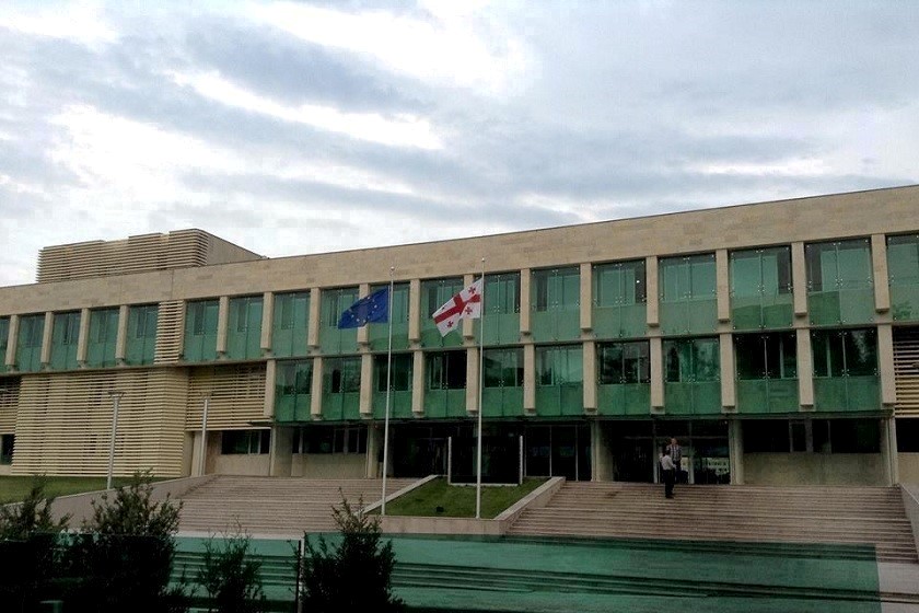 ანტიკორუფციულმა სააგენტომ თაღლითობისა და სამსახურებრივი სიყალბის ფაქტზე ერთი პირი პასუხისგებაში მისცა