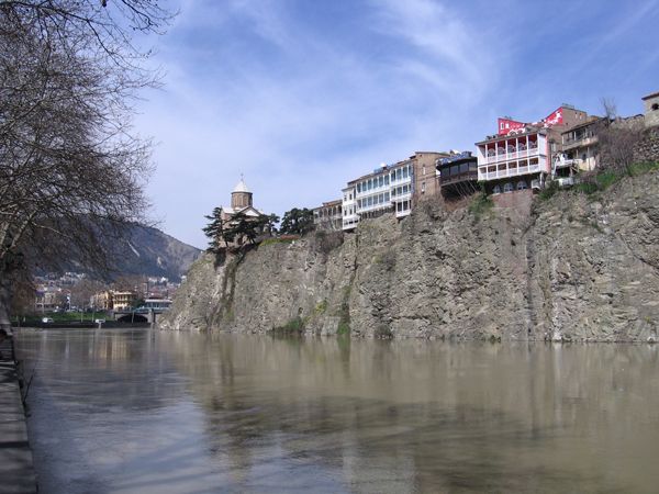 თბილისში, მეტეხის ხიდის ქვეშ მამაკაცის ცხედარი იპოვეს 