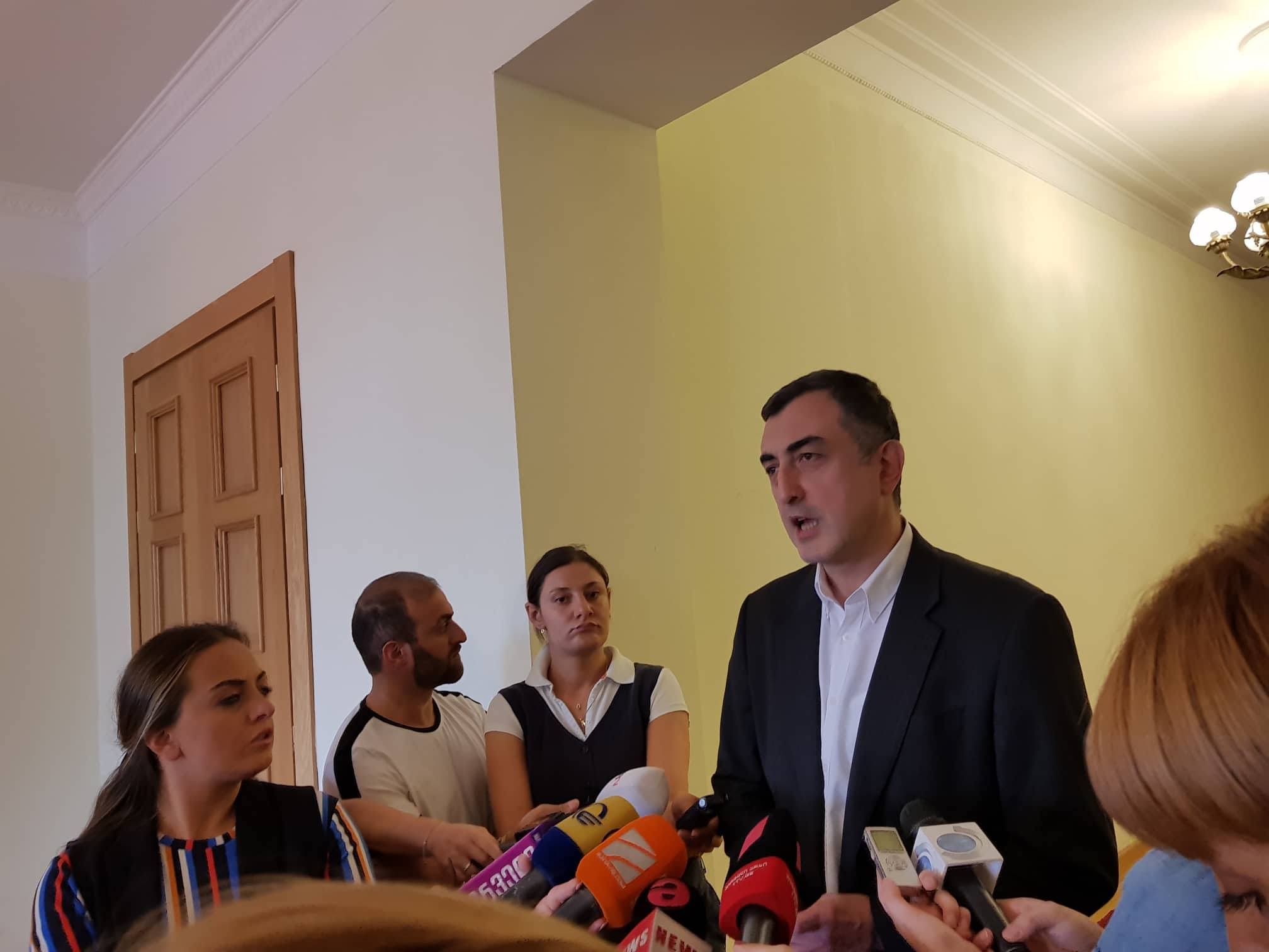 სერგო რატიანის განმარტებით, არასამთავრობოებს ხორავას ქუჩაზე მომხდარი ჯგუფური მკვლელობის საქმეში მ.კ.-ს მონაწილეობასთან დაკავშირებით ინფორმაციას მიაწვდის