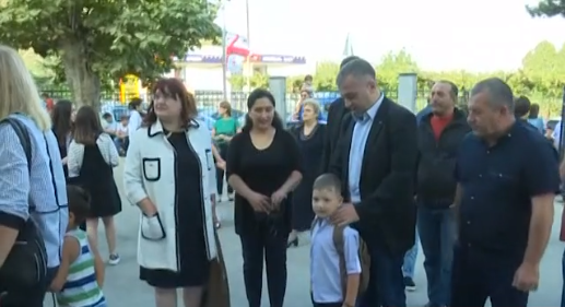 დავით ბაქრაძემ ომის ვეტერანის შვილი გორის მე-2 საჯარო სკოლაში თავად მიაცილა