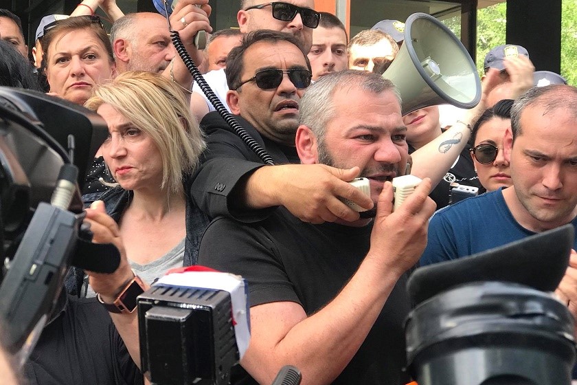 სამართალდამცველებმა ზაზა სარალიძეს პარლამენტთან კარვების გაშლის საშუალება არ მისცეს 