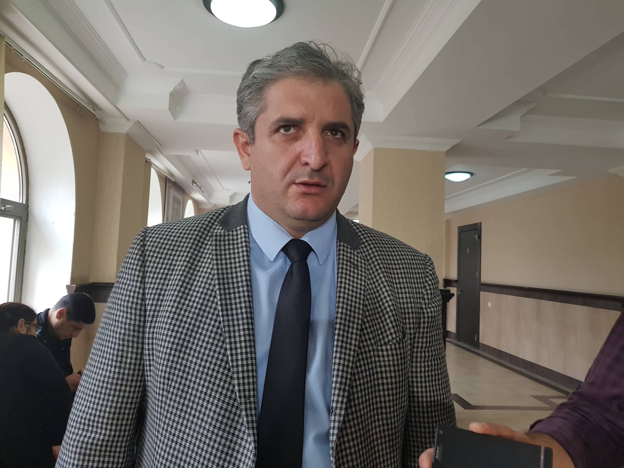 მერაბ მორჩაძის ადვოკატები საპარლამენტო კომისიის თავმჯდომარისა და წევრების სასამართლოში გამოკითხვას ითხოვენ