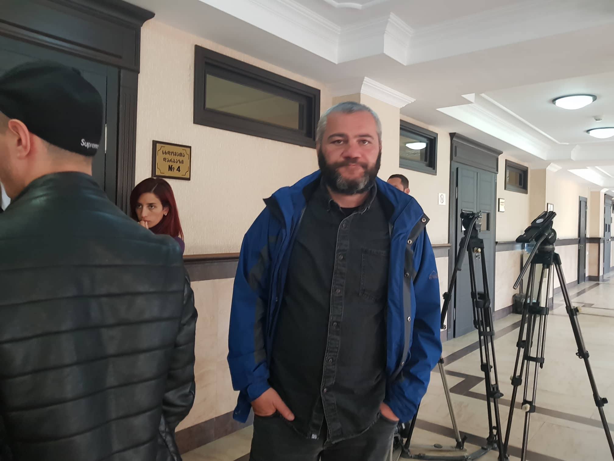 გუშინდელ აქციაზე დაკავებულის პროცესზე ზაზა სარალიძე მივიდა