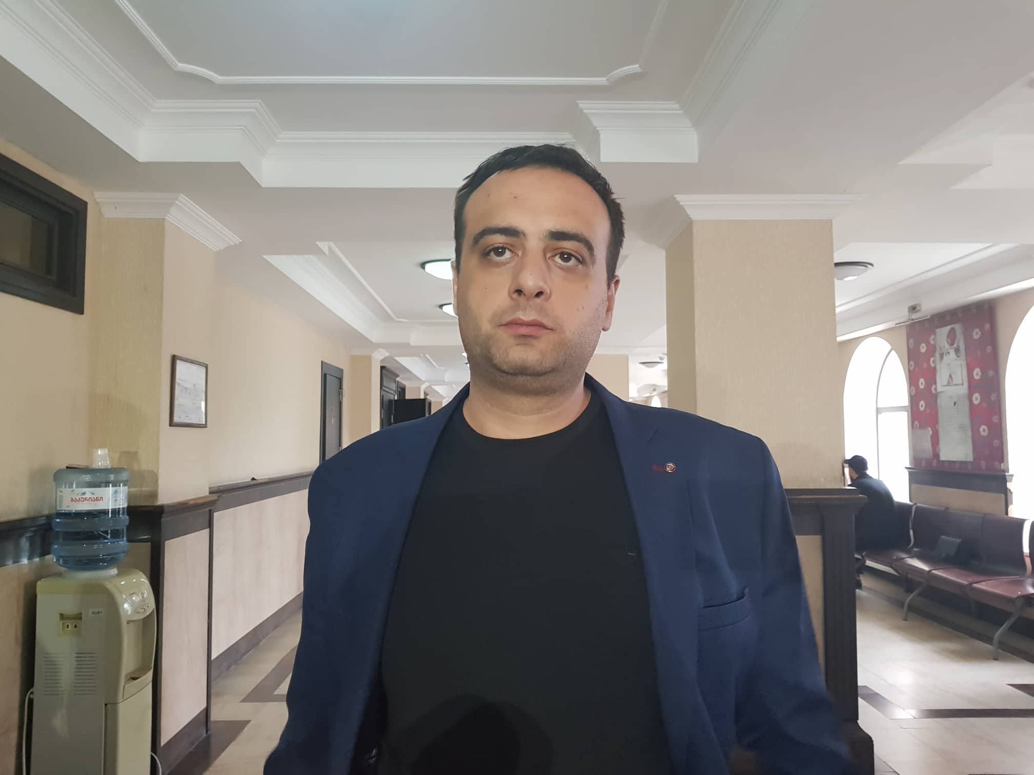 ზაზა სარალიძის მხარდამჭერ აქციაზე დაკავებული არჩილ თალაკვაძეს მუქარაში ადანაშაულებს