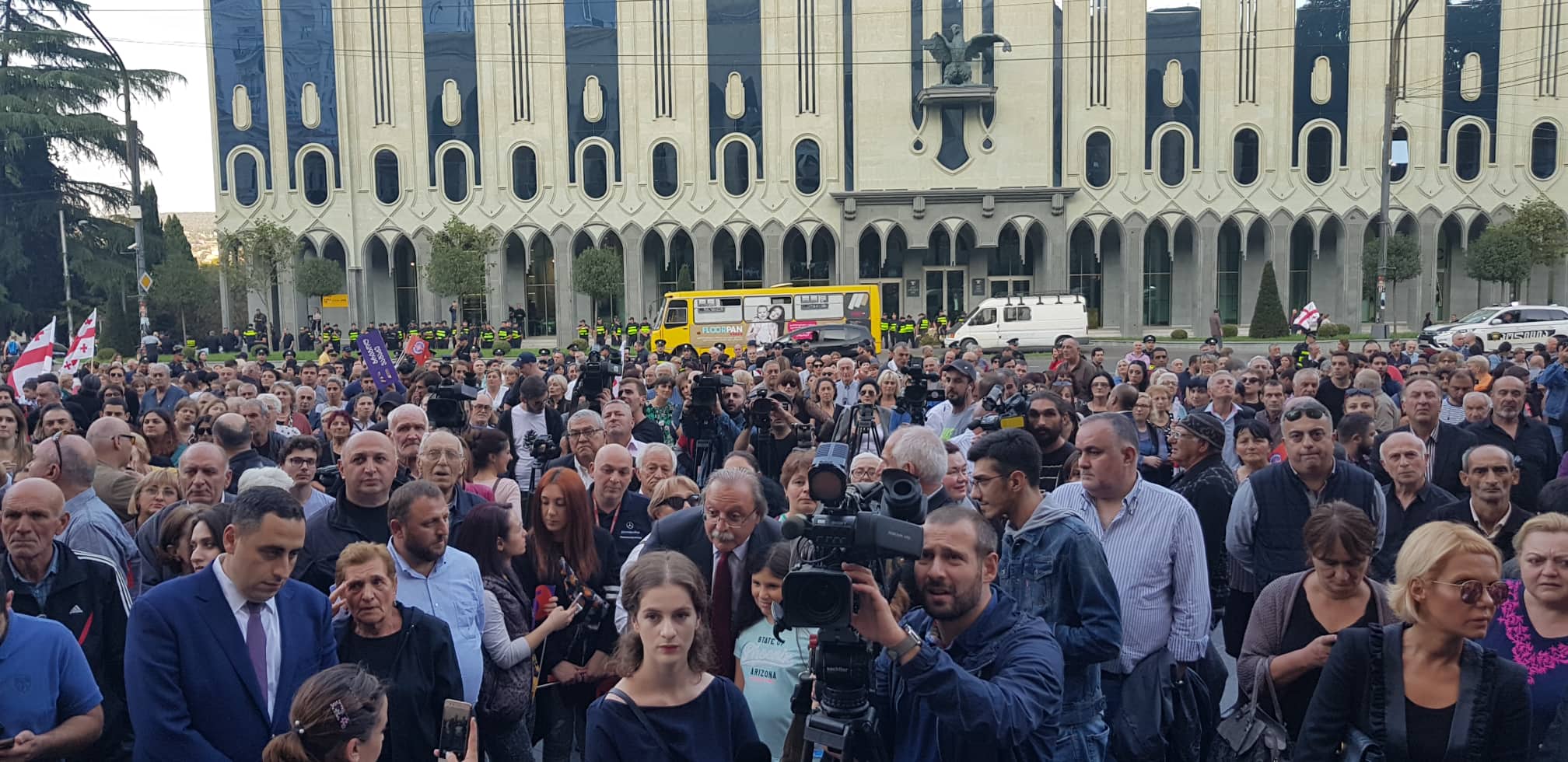 სარლიძისა და მაჩალიკაშვილის მხარდასაჭერად, ფილარმონიიდან პარლამენტთან გადაინაცვლეს