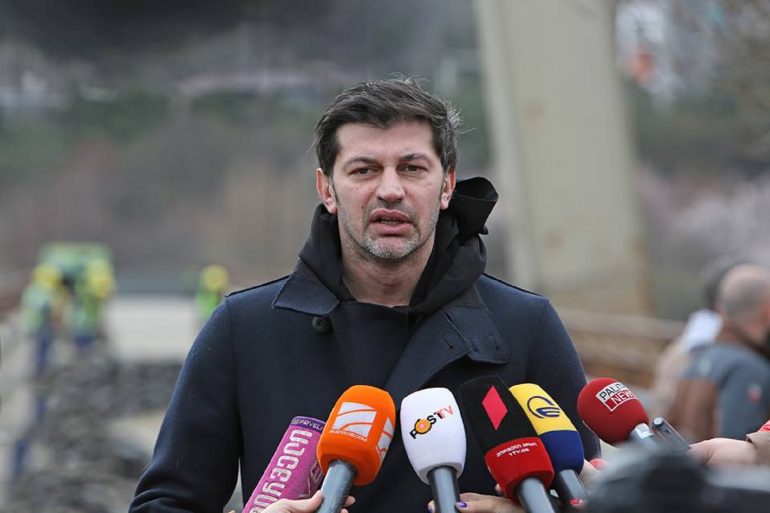 ზურაბიშვილს ღალატს აბრალებს პოლიტიკური ძალა, რომელიც მისი ძალისხმევით გაყვანილ რუსის ჯარს უკან შემოუძღვა - კახა კალაძე