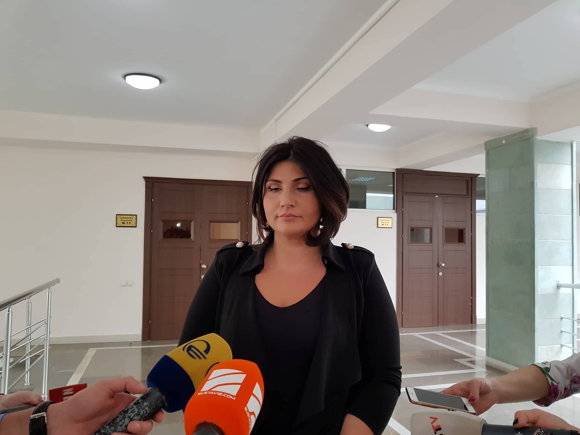 ეს ემსახურება მ.კ.-ს მოწმის სტატუსის აღდგენას, რომლის ჩვენებაც თბილისის საქალაქო სასამართლოში არ იქნა გაზიარებული - მსჯავრდებულ გ.ბ.-ს ადვოკატი