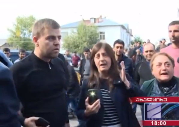 "მოღალატე!" - ახალციხეში სალომე ზურაბიშვილს საპროტესტო შეძახილებით დახვდნენ