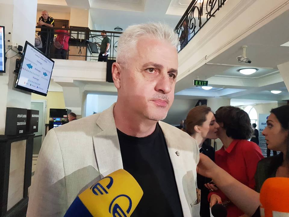 ჩანაწერებში ლევან ყიფიანის ხმა ისმის, თუმცა, მონტაჟებით გარკვეული კონტექტსები შეცვლილია - შალვა ხაჭაპურიძე