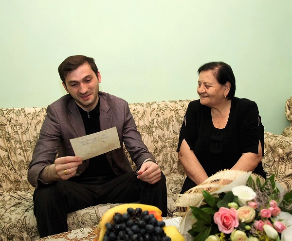  თორნიკე რიჟვაძემ პედაგოგთა დღე თავის პირველ მასწავლებელს მიულოცა
