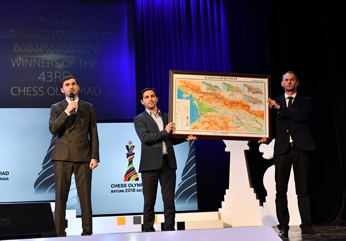 ოლიმპიადის დახურვის ცერემონიალზე თორნიკე რიჟვაძემ რუსეთის წარმომადგენლებს ერთიანი საქართველოს რუკა საჩუქრად გადასცა