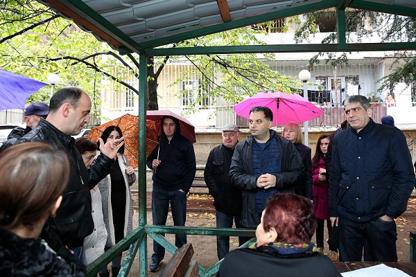 ილია ელოშვილი ცინცაძის ქუჩის N85-ში მცხოვრებ მოსახლეობას შეხვდა