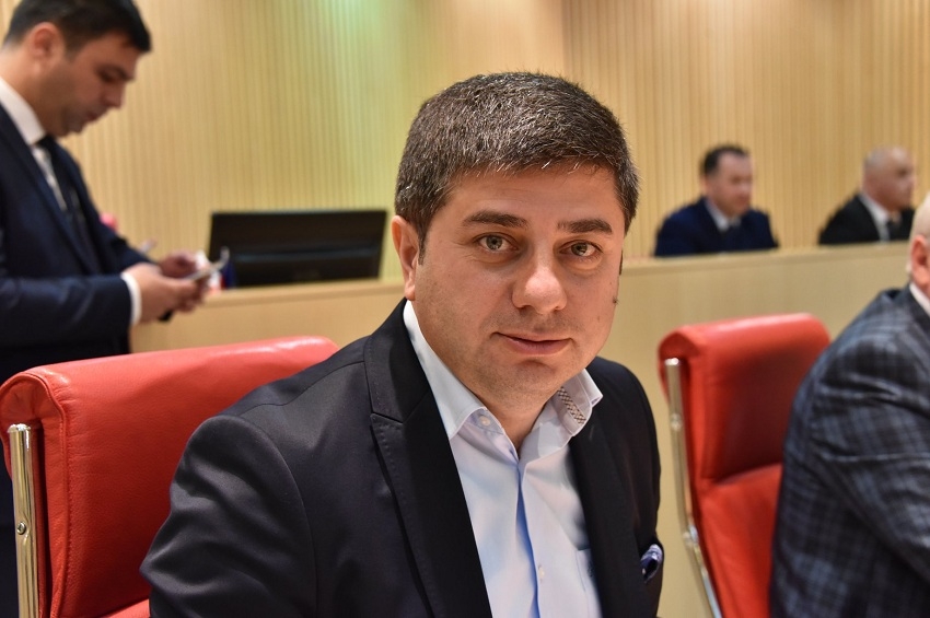 უსირცხვილოდ ეფერებიან ერთმანეთს „ზაპაროჟეცებისა“ და ჟანგიანი ადამიანების ძახილის შემდეგ - ქუცნაშვილი ოპოზიციაზე