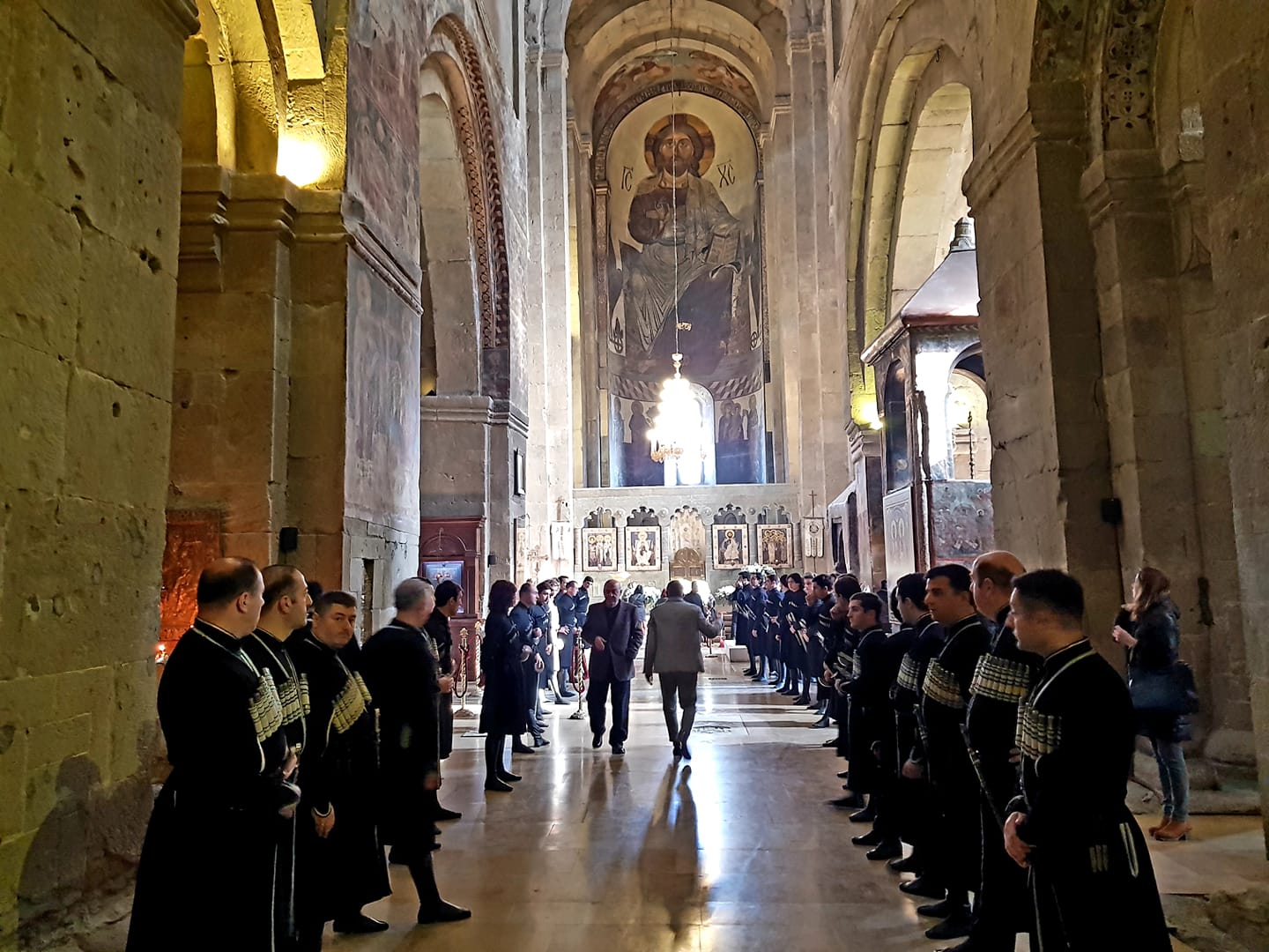 თვითმხილველის ინფორმაციით, ბერა ივანიშვილის ჯვრისწერის გამო სვეტიცხოველში ვიზიტორებს არ უშვებენ