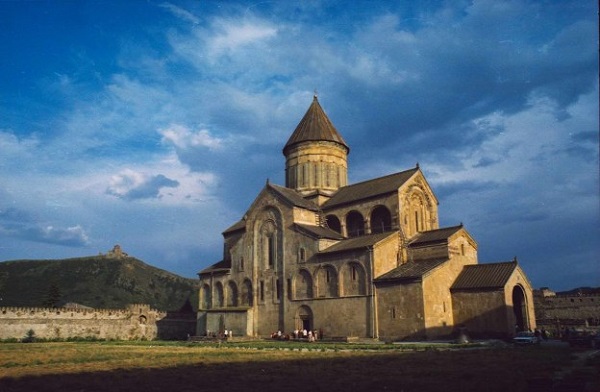 სვეტიცხოველში აცხადებენ, რომ ბერა ივანიშვილის ჯვრისწერის დროს ტაძრიდან მლოცველები არ გამოუყრიათ