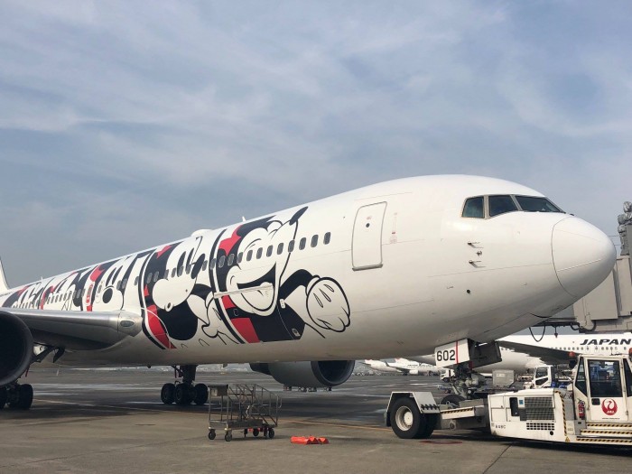 Japan Airlines-მა ბორტზე Micky Maus-ი გამოსახა, ცნობილი მულტფილმი 90 წლისაა