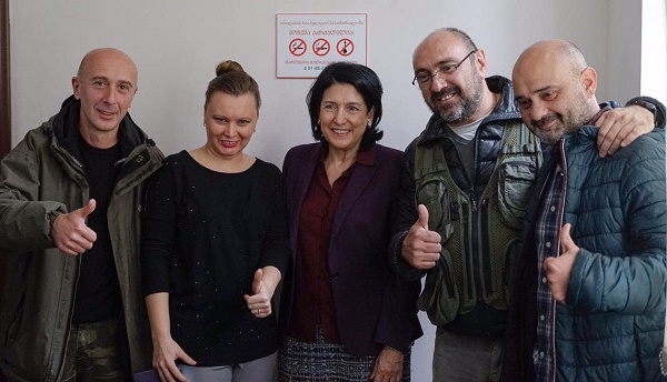 სალომე ზურაბიშვილი თბილისის სააპელაციო სასამართლოში ფოტოგრაფების პროცესზე დასასწრებად მივიდა