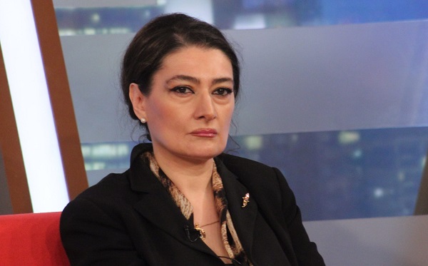 თაკო ჩარკვიანსა და მის მეუღლეს ქუთაისის აეროპორტში ფიზიკურად გაუსწორდნენ