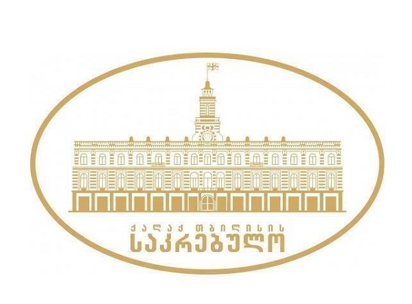 ვიდეომასალაში ნათლად ჩანს, რომ საკრებულოს  თანამშრომელი  ჩხუბში მონაწილე პირებს  აშველებს  - თბილისის საკრებულო