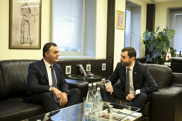 პრეზიდენტის უფლებამოსილების ცივილური გადაბარების პრეცენდენტის შესაქმნელად პრეზიდენტის ადმინისტრაცია ყველაფერს აკეთებს - აბაშიშვილი