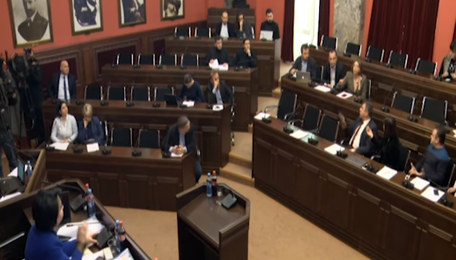 „თქვენ უნდა იმეცადინოთ რეგლამენტში“ - იურიდიულ საკითხთა კომიტეტის სხდომაზე ხმაური იყო